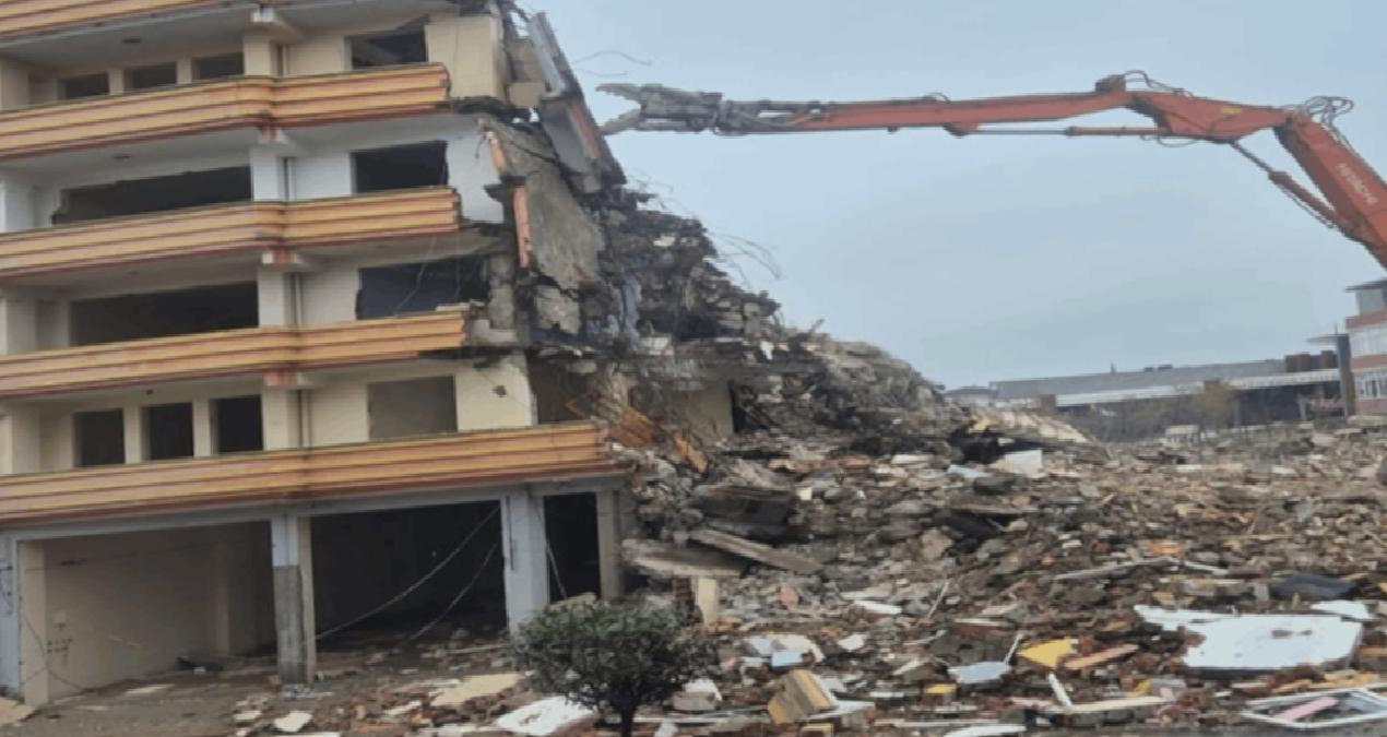 6 katlı bina, iş makinesinin üzerine devrildi