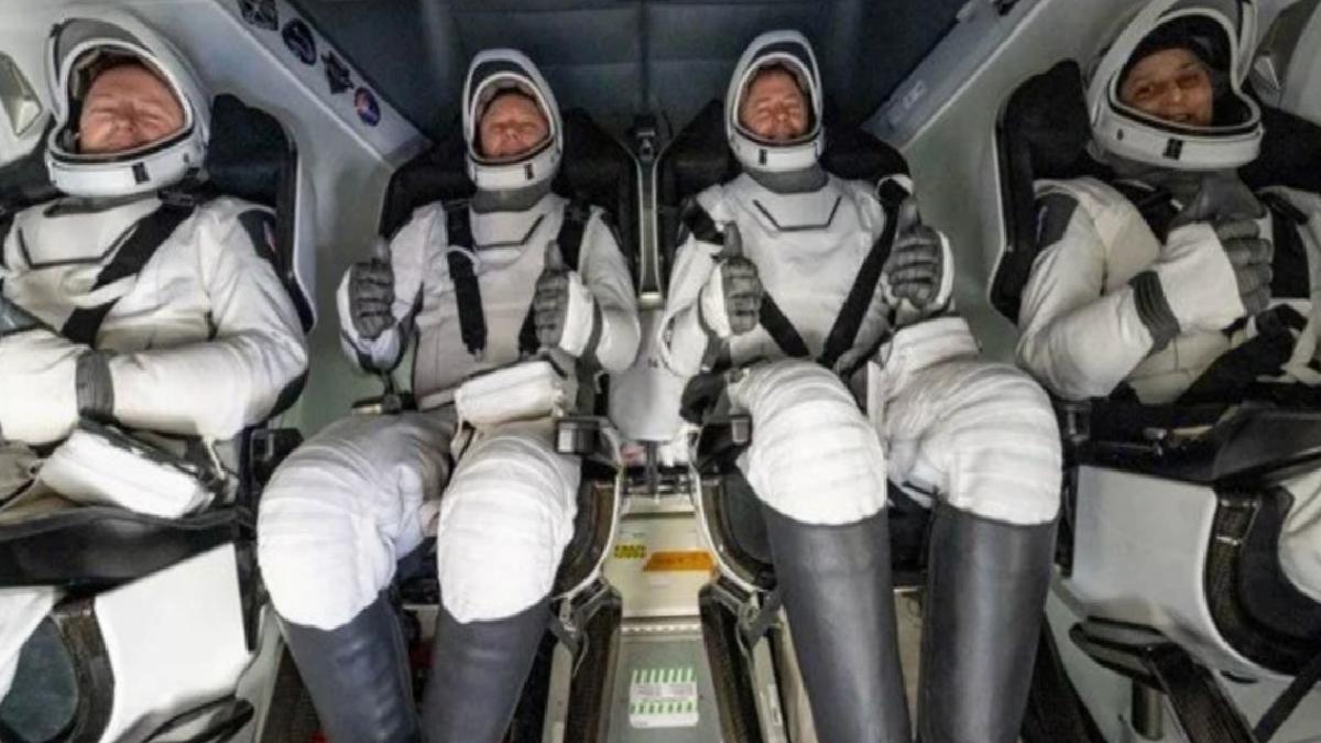 9 ay uzayda mahsur kalan astronotlar ilk kez konuştu