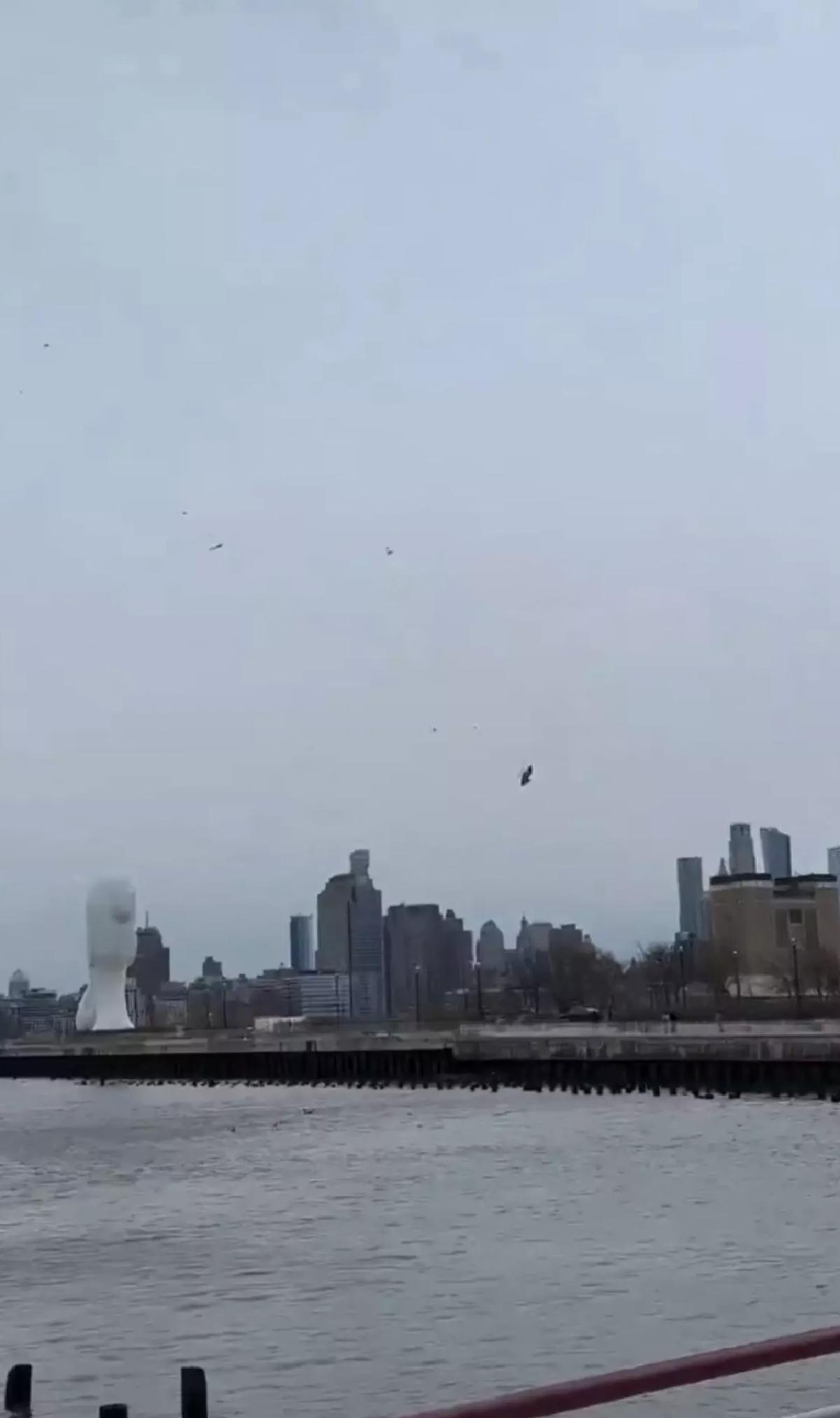 ABD’de helikopter Hudson Nehri’ne düştü: 6 ölü
