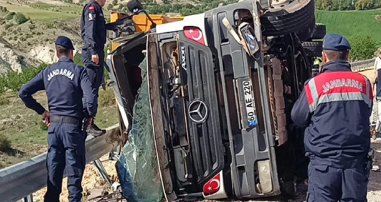 Adıyaman’da hafriyat kamyonu devrildi: 1 ölü
