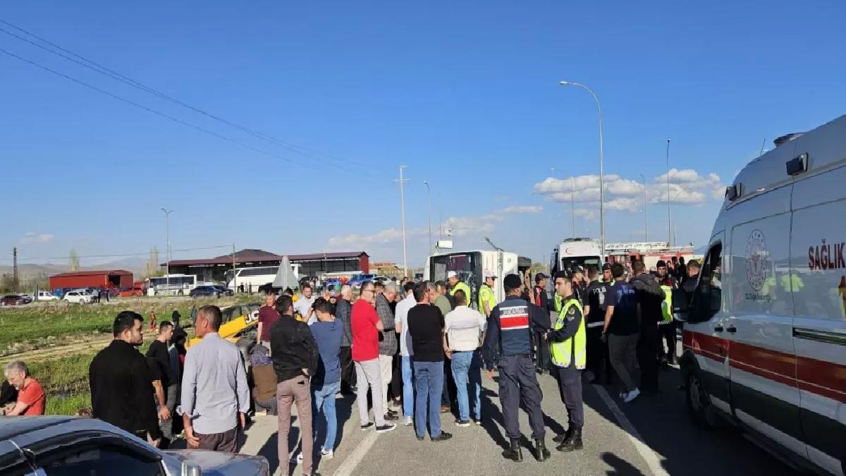 Afyon’da Midibüs ve Otomobil Çarpıştı: 12 Yaralı