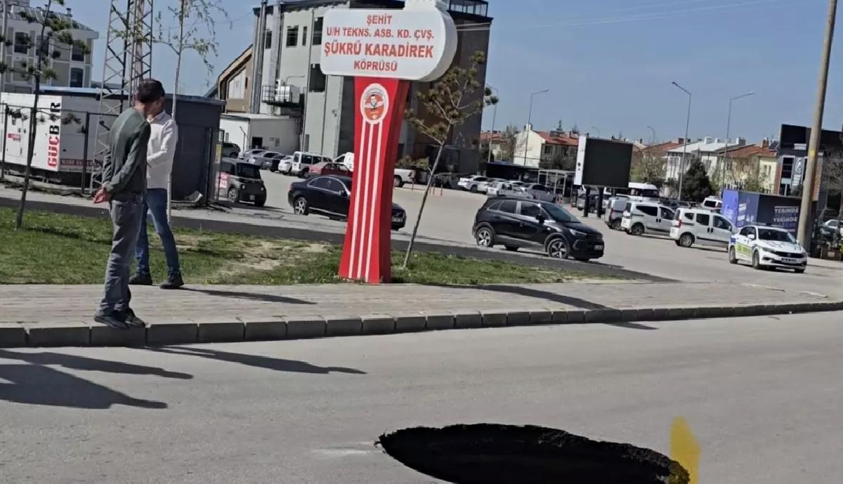 Afyonkarahisar’da Yolda Çökme Olayı