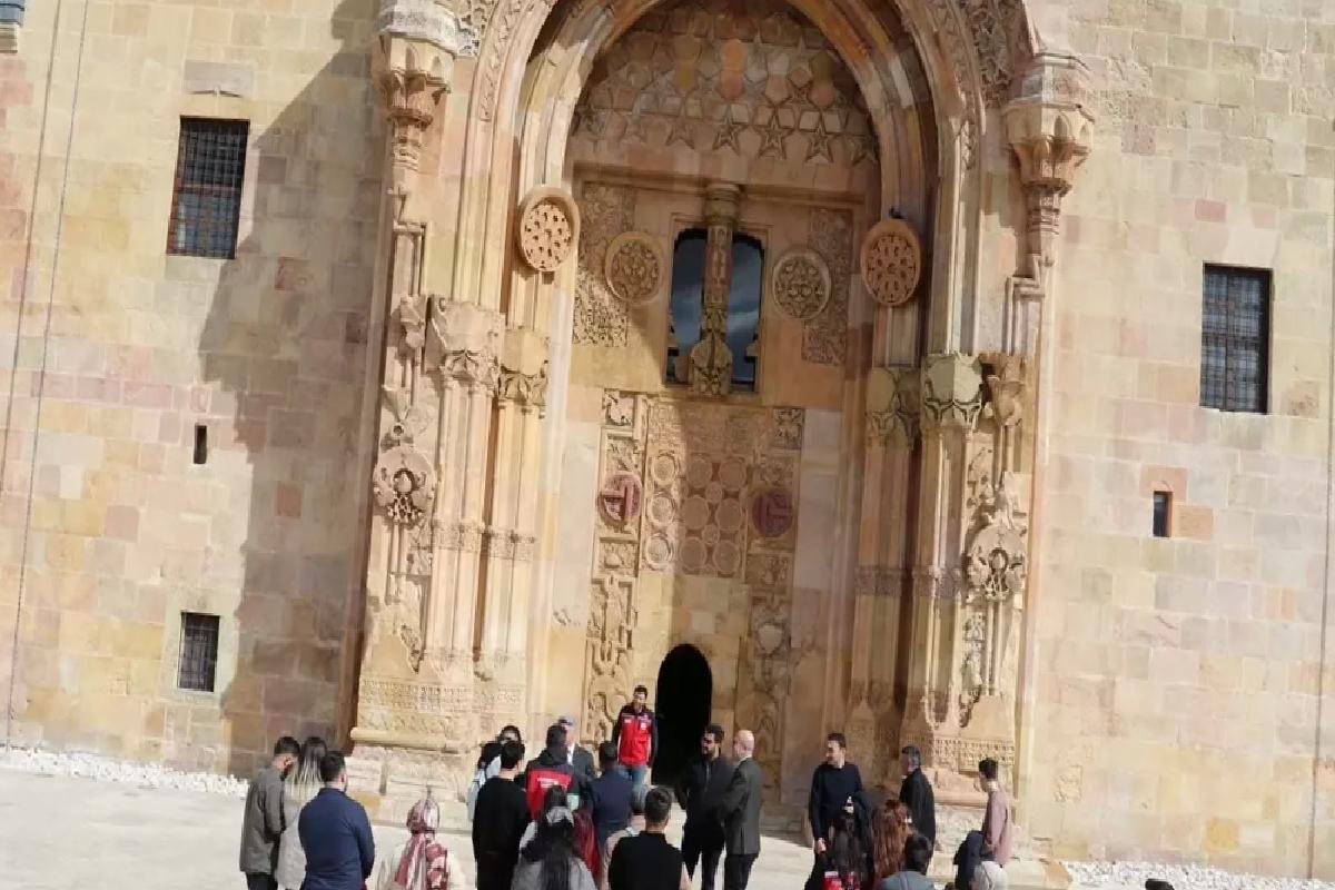 “Aile Yılı” kapsamında 16 çift, “Anadolu’nun El-Hamrası” Divriği Ulu Camisi’ni gezdi