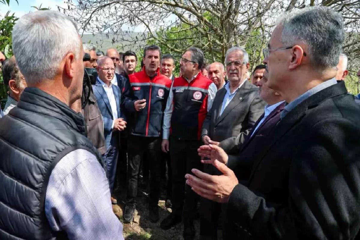 Ak Parti İl Başkanı Davut Gürkan, don mağduru çiftçinin yanında