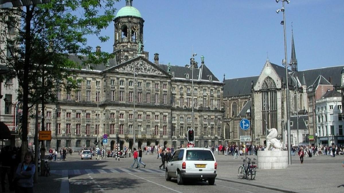Amsterdam’ın Dam Meydanı’nda araç patladı