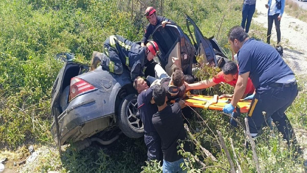 Antalya’da bariyerlere çarpan araç, sulama kanalına devrildi