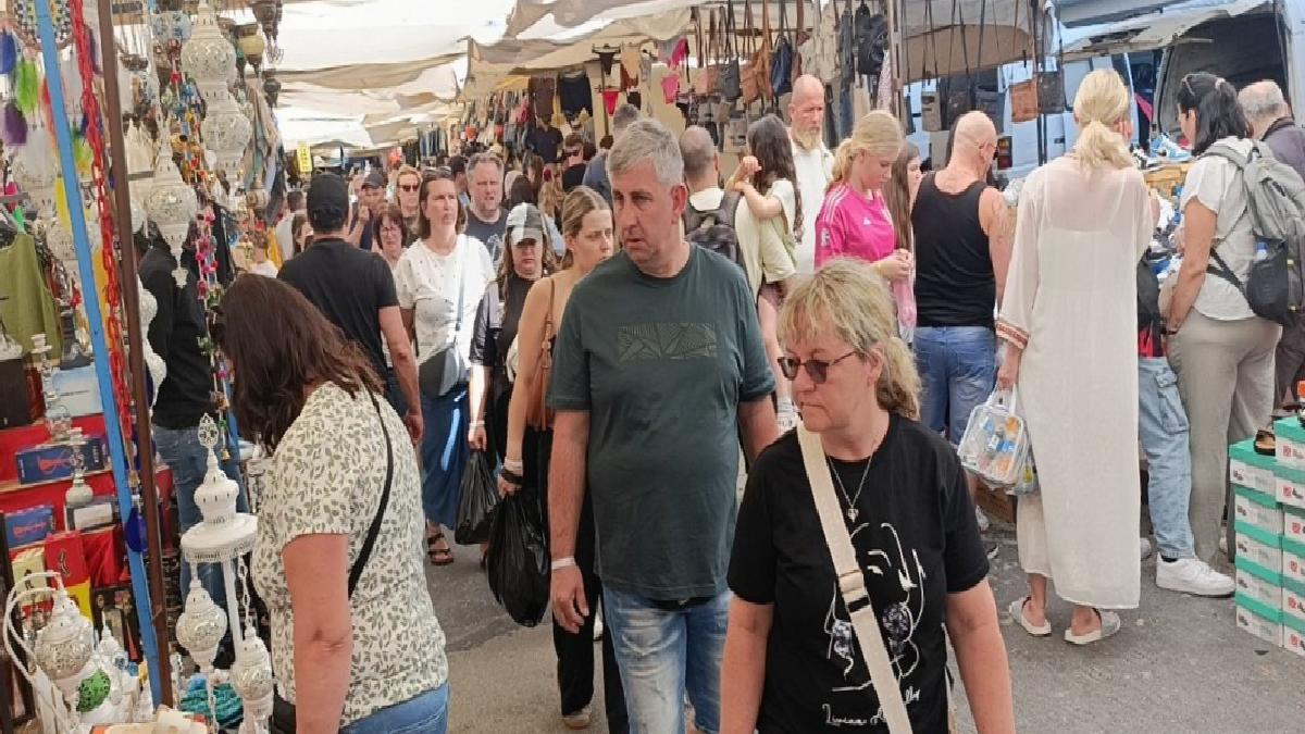 Antalya’da otellerinden çıkan turistler minibüslerle pazara geliyor
