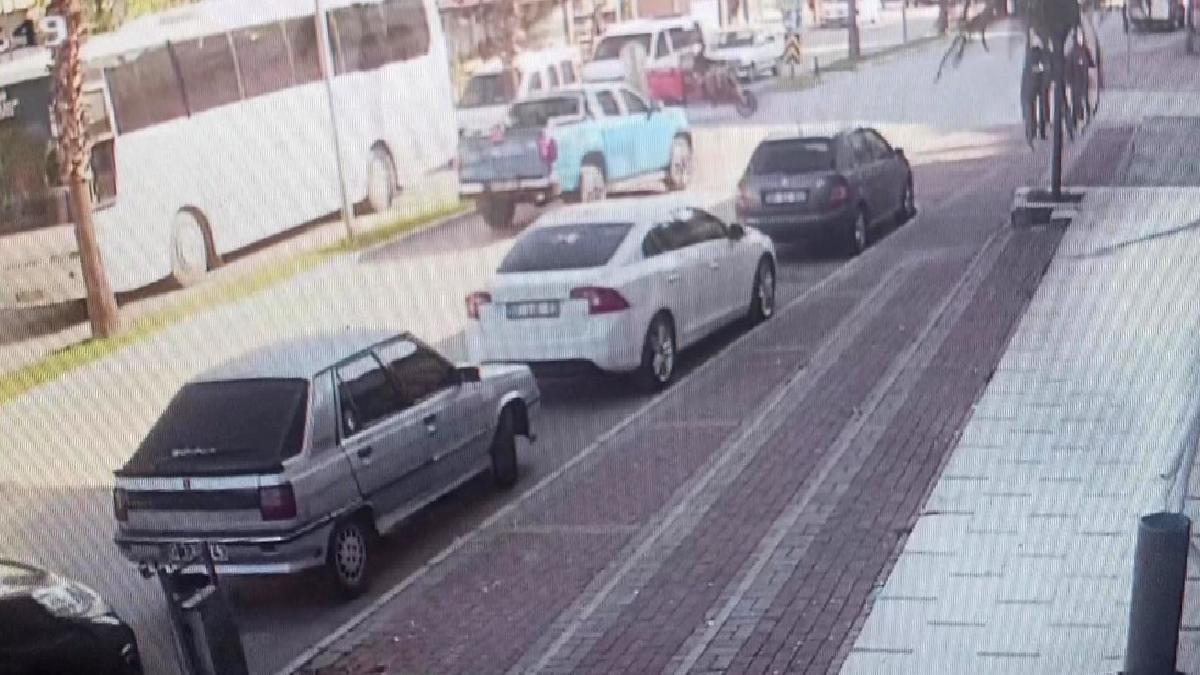 Antalya’da üç tekerli motosiklet kamyonetle çarpıştı