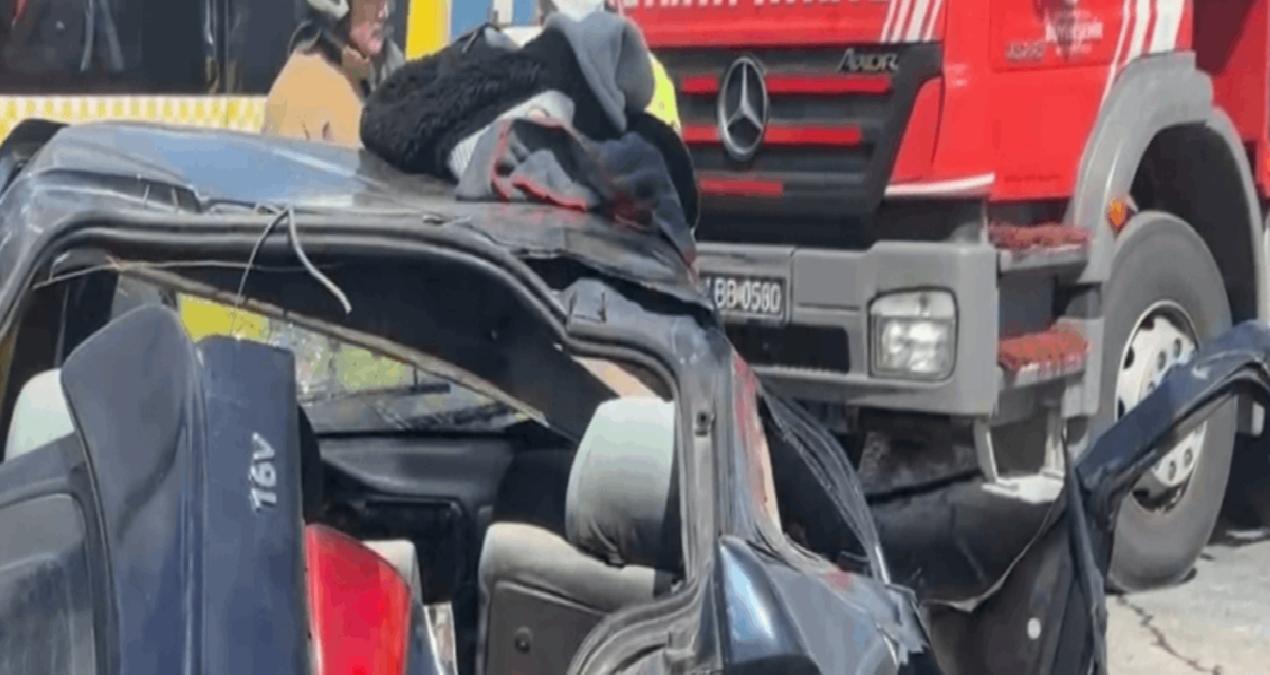 Arnavutköy’de hafriyat kamyonu otomobile çarptı: 2 yaralı