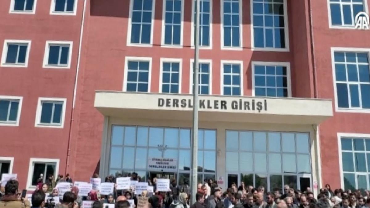 Aydın’da başörtü karşıtı akademisyen fakülte önünde protesto edildi: Örtümüz kimliğimizdir