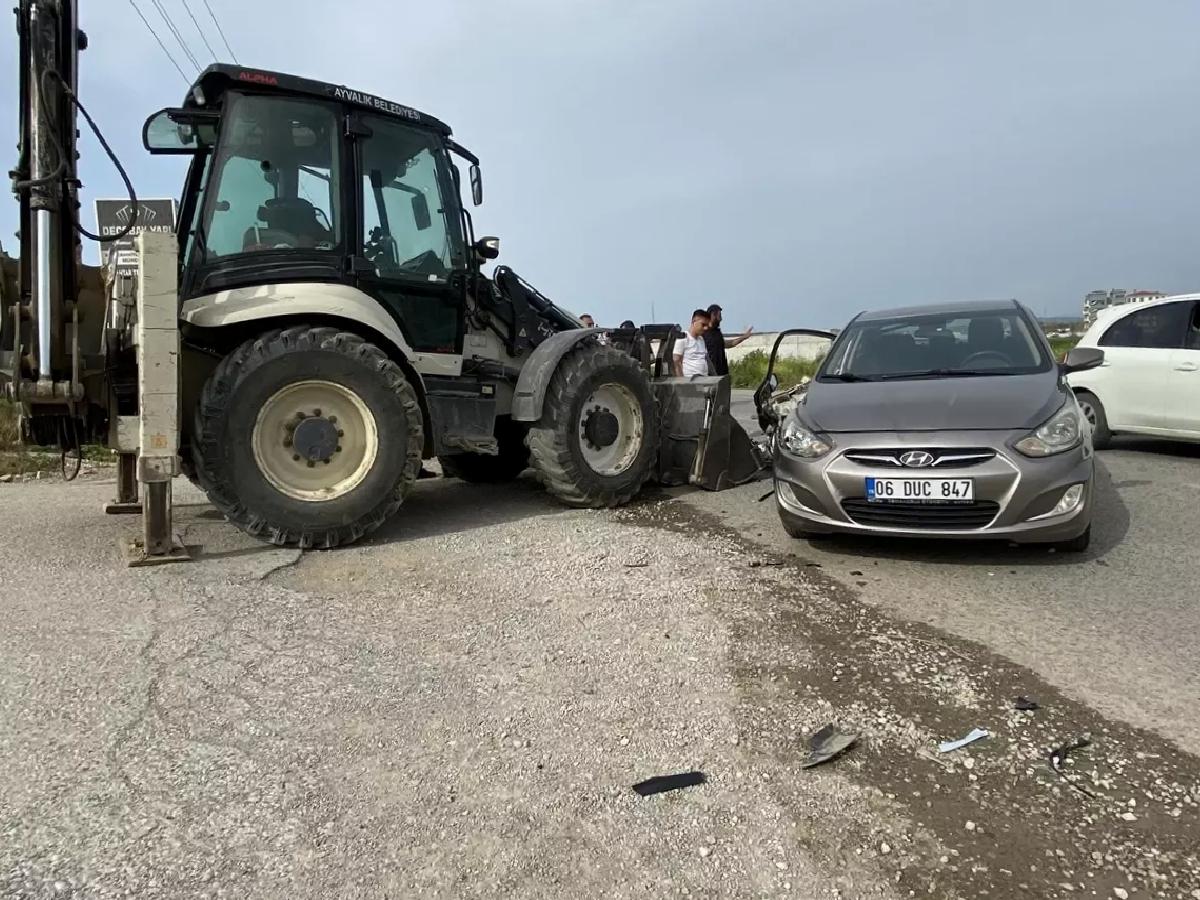 Ayvalık’ta Otomobil ve Kepçe Çarpıştı