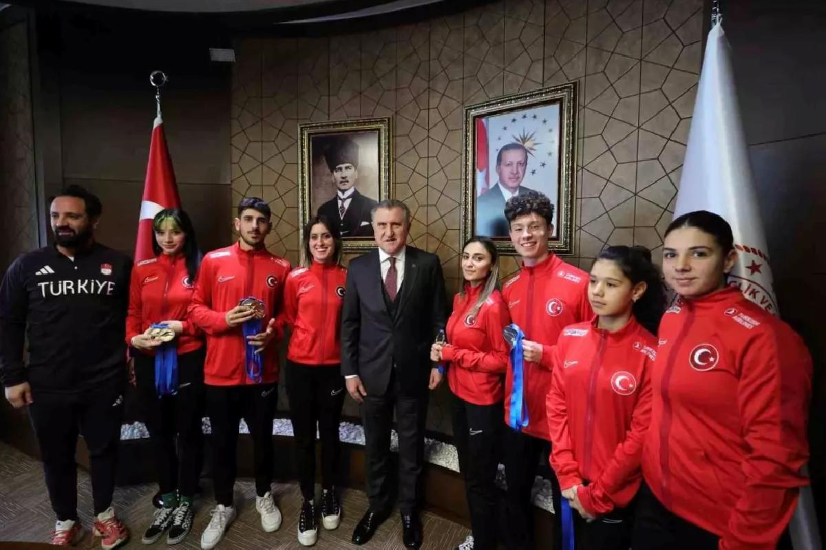 Bakan Bak, Özel Sporcular Para Atletizm Milli Takımı’nı kabul etti