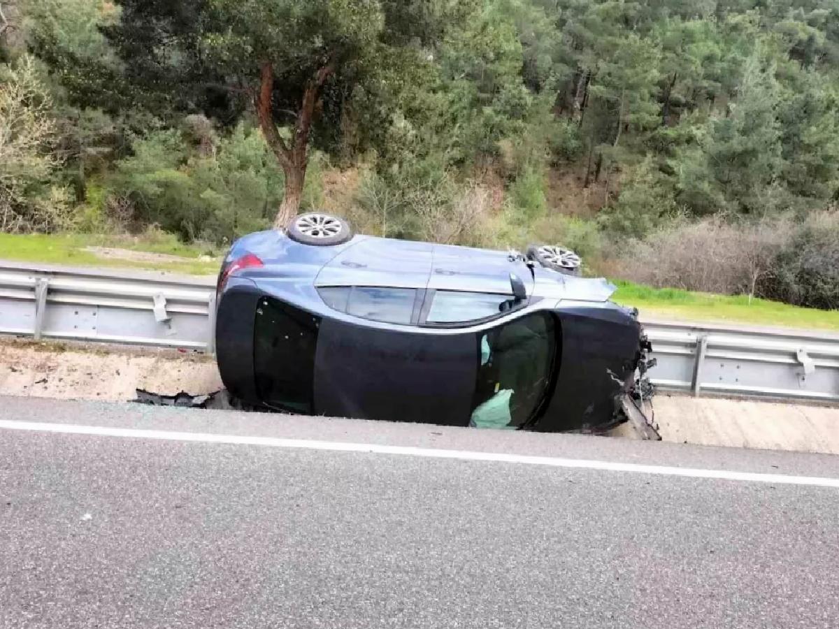 Balıkesir’de Kontrolden Çıkan Otomobil Takla Attı, 2 Yaralı