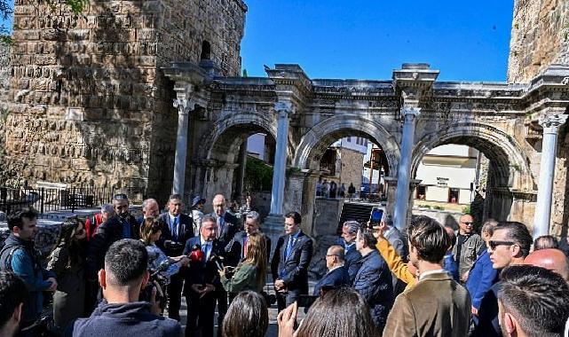 Başkan Böcek sektör temsilcileriyle Kaleiçi’nde