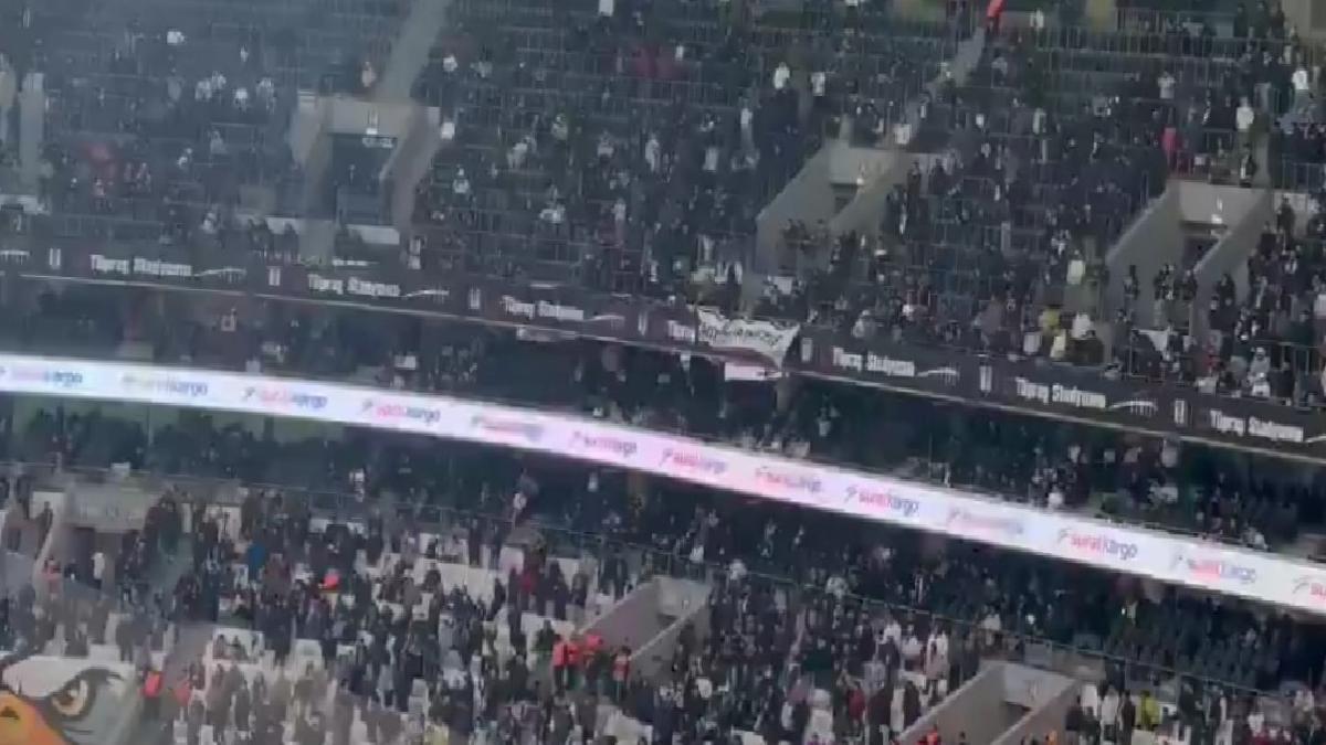 Beşiktaş tribünleri, futbolcuları ıslıkladı