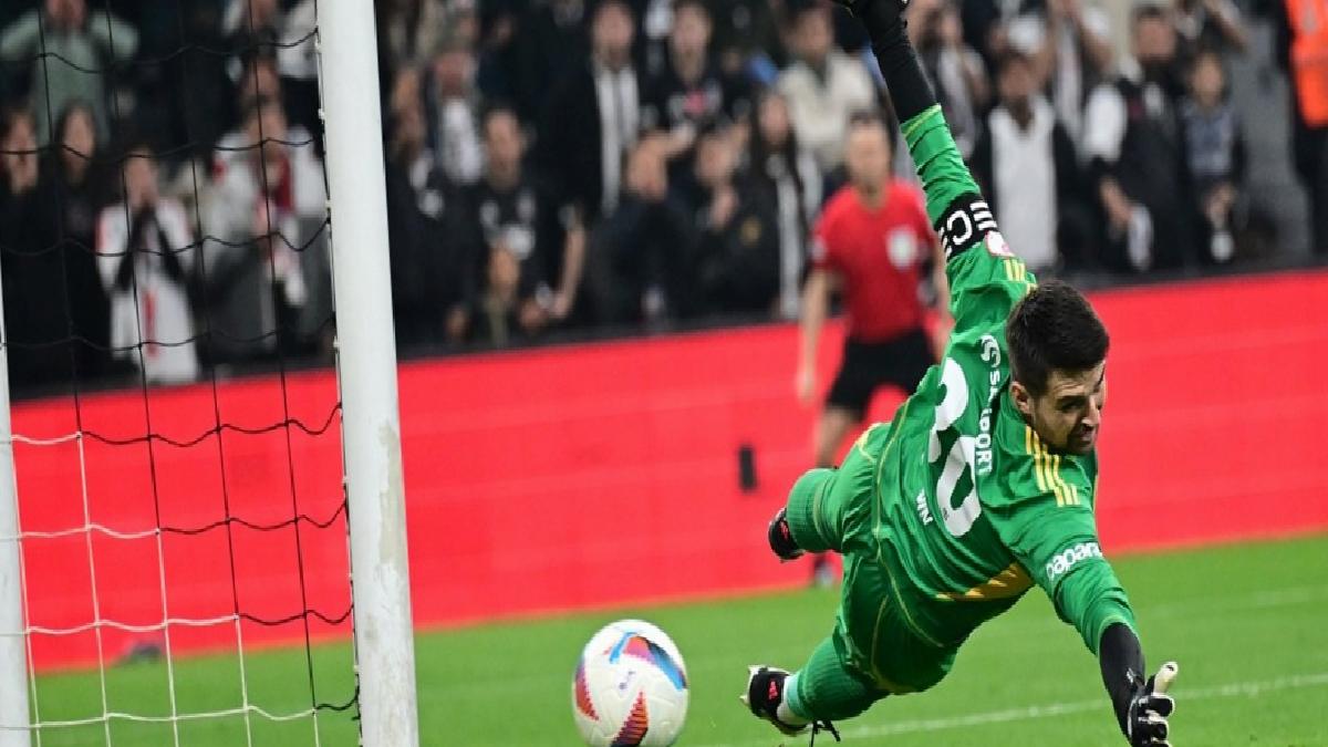 Beşiktaş tribünlerinden Ersin Destanoğlu’na tepki!