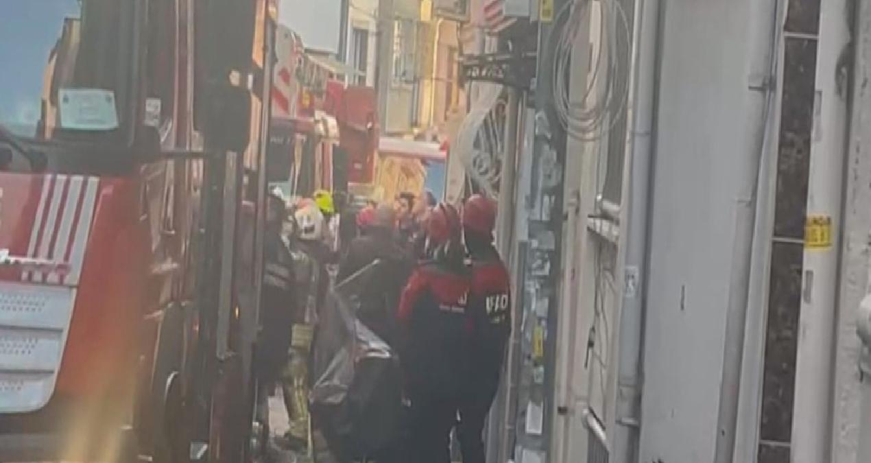 Beyoğlu’ndaki binada kısmi çökme! Ekipler harekete geçti
