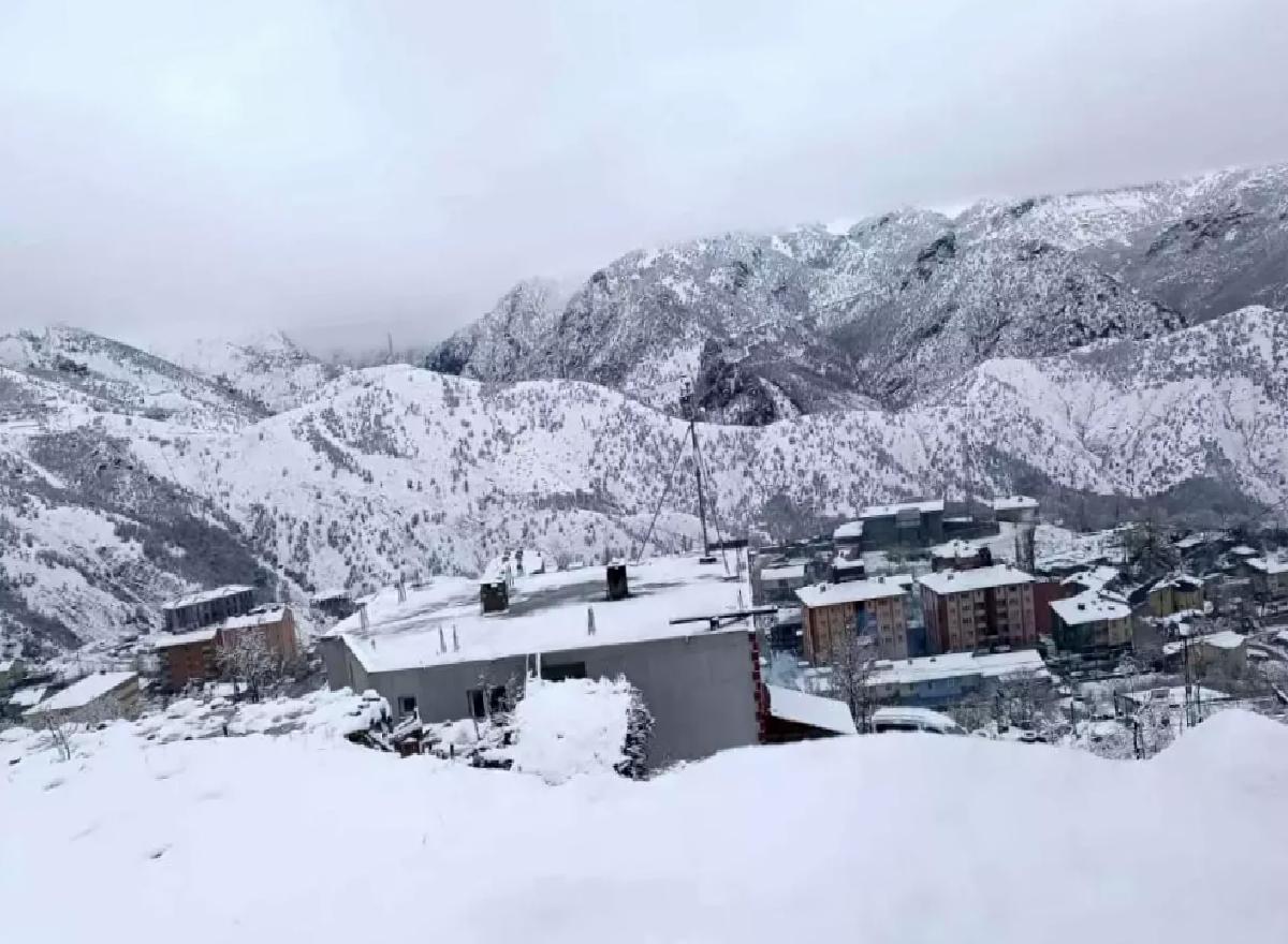 Beytüşşebap’ta Nisan’da Kış Manzarası