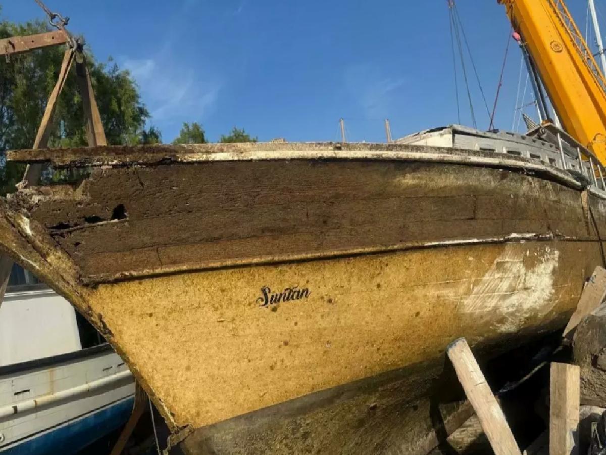 Bodrum’da Yarı Batık Tekne Sudan Çıkarıldı