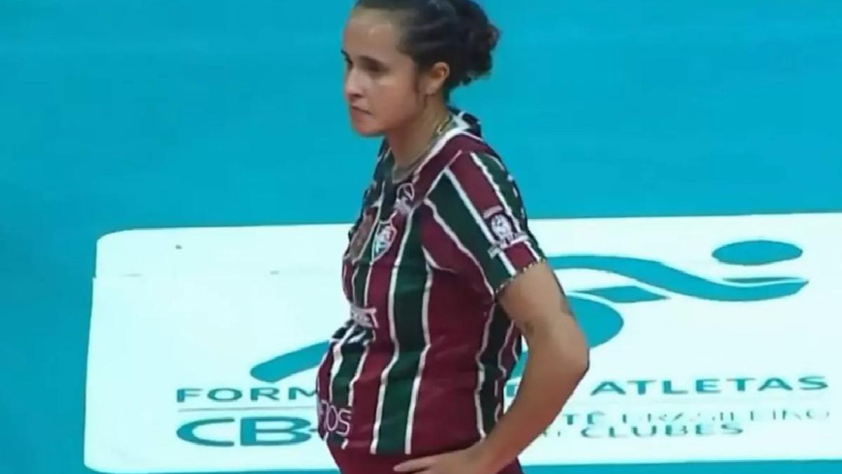 Brezilya’da voleybolcu karnı burnunda maça çıktı