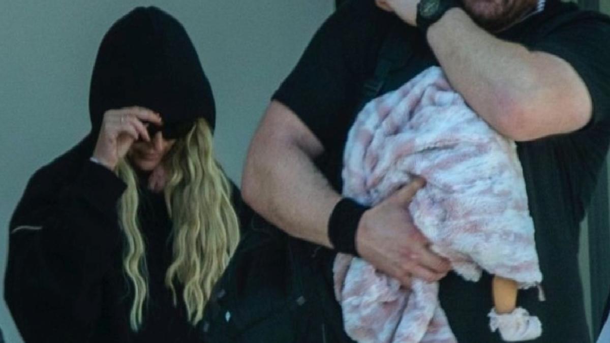 Britney Spears oyuncak bebekle gezerken görüntülendi