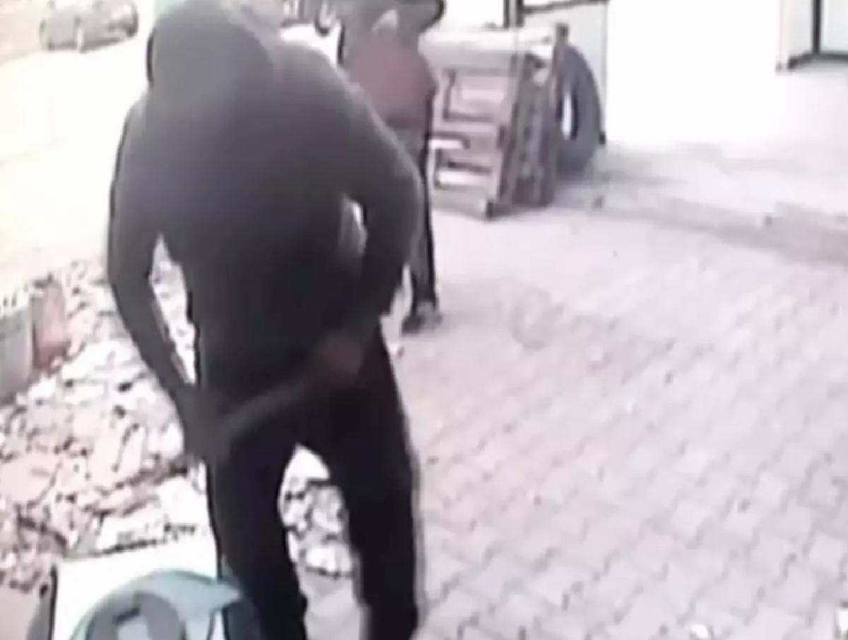 Bursa’da Tadilat Halindeki Dükkandan Hırsızlık