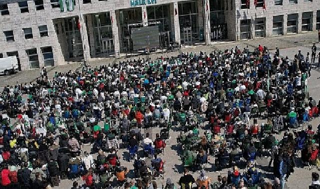 Bursaspor’un şampiyonluk maçı Halk Evi önünde dev ekranda izlendi