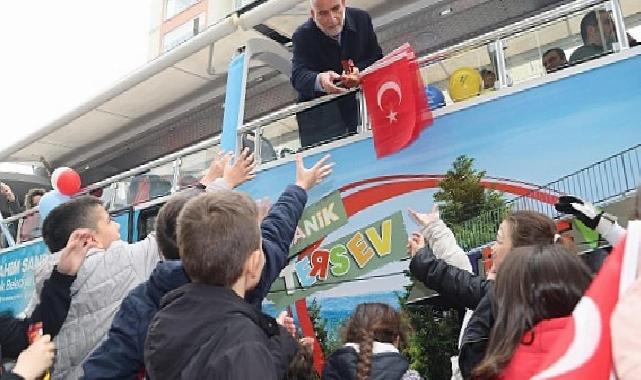 Canik Belediye Başkanı İbrahim Sandıkçı, çocukların bayram sevincine ortak oldu.