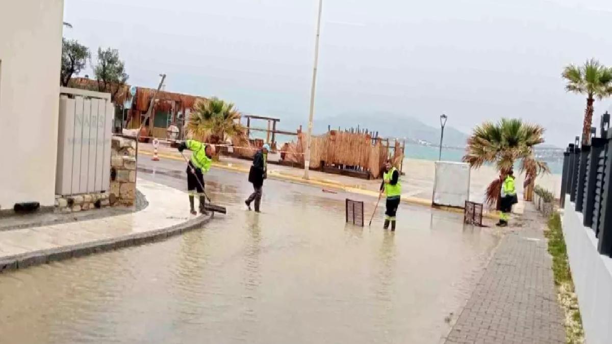 Çeşme’de Sağanak Yağış Sokakları Göle Döndürdü