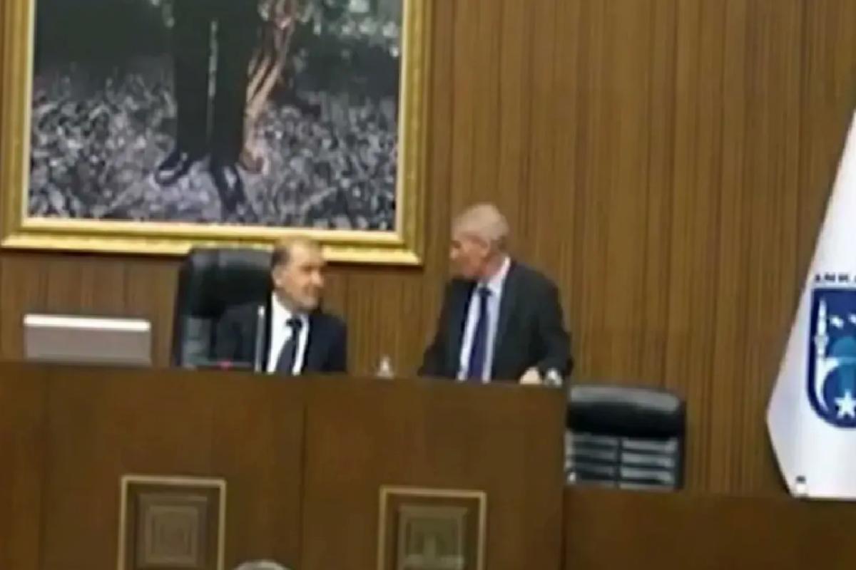CHP’li başkan vekili mikrofonu açık unutup partililerine küfür etti