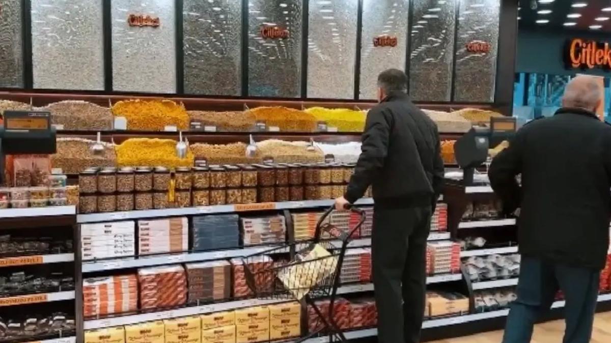 CHP’nin boykot çağrısına karşın Bakan Yerlikaya alışverişe çıktı