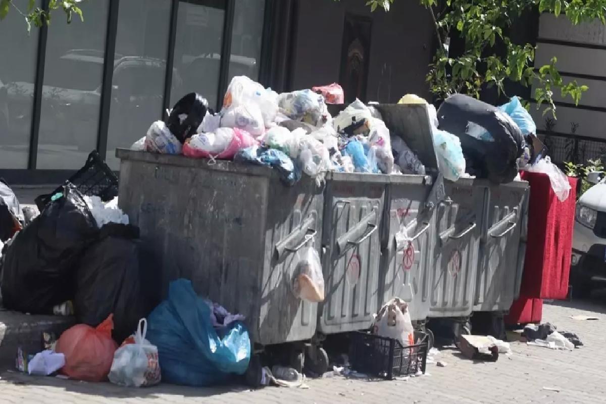 Çiğli’de Grev Çöp Dağıttı