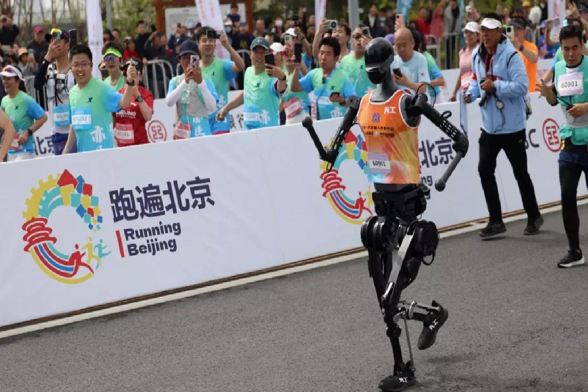 Çin’de Robotlar Yarı Maratonda Yarıştı