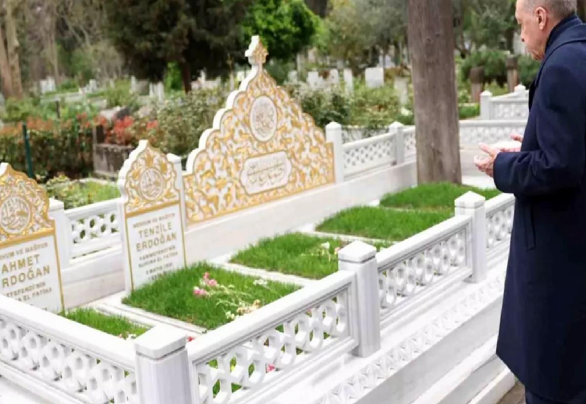 Cumhurbaşkanı Erdoğan, Bayramda Anne ve Babasının Kabirlerini Ziyaret Etti