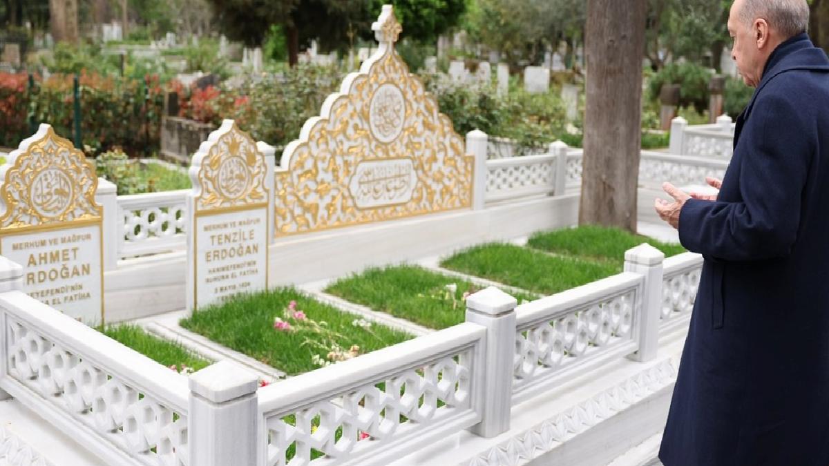 Cumhurbaşkanı Erdoğan’dan anne-babasının kabirlerine ziyaret