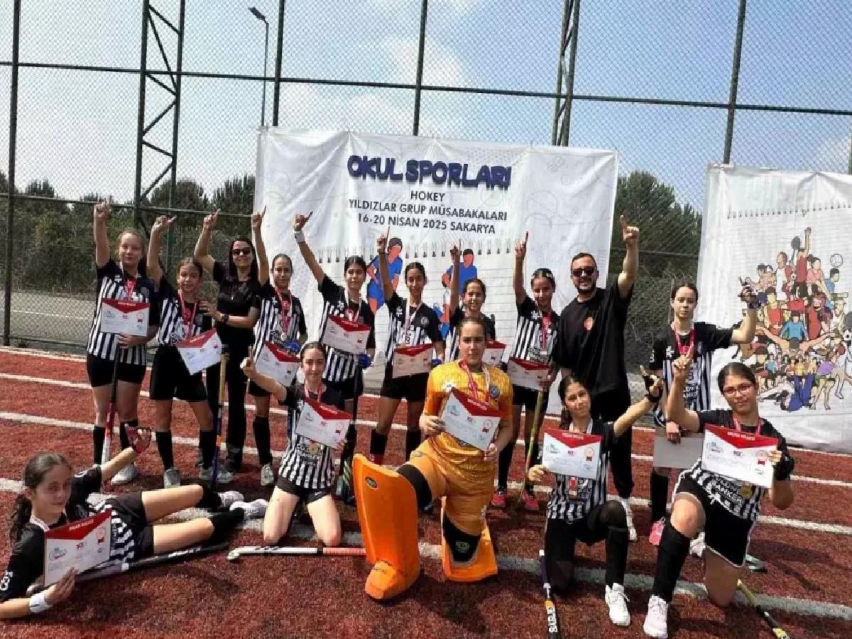 Cumhuriyet Ortaokulu Hokeyde Şampiyon