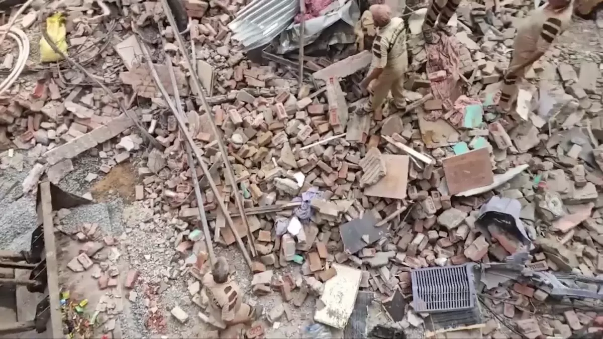 Delhi’de Bina Çöktü: 11 Ölü