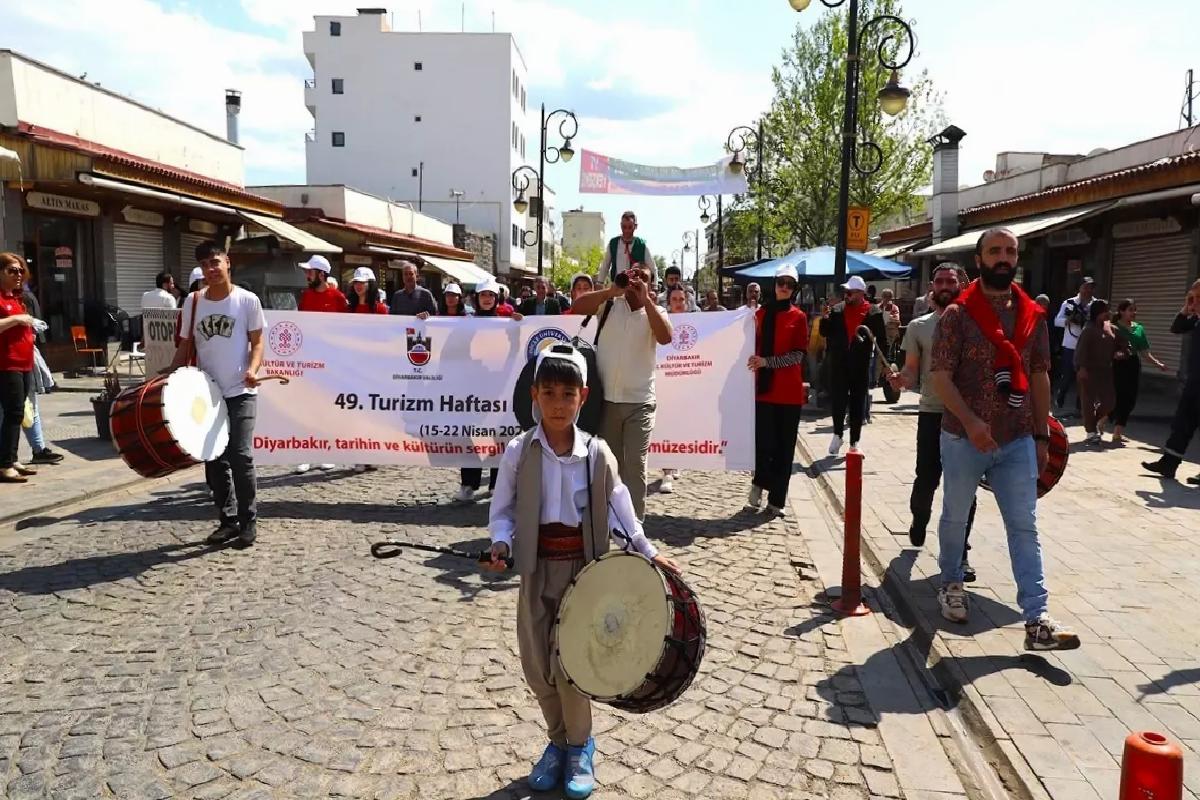 Diyarbakır’da Turizm Haftası Korteji