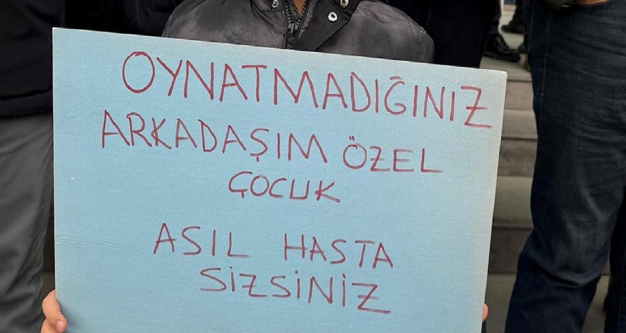 Down sendromlu çocuğun alınmadığı oyun alanı önünde protesto