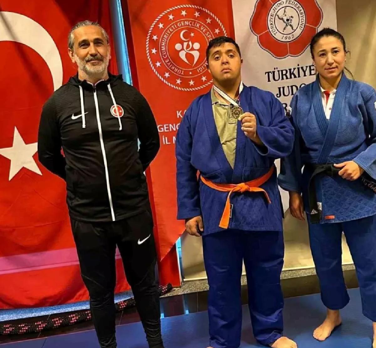 Down Sendromlu Samet Balcı, Judo Türkiye Şampiyonası’nda Altın Madalya Kazandı
