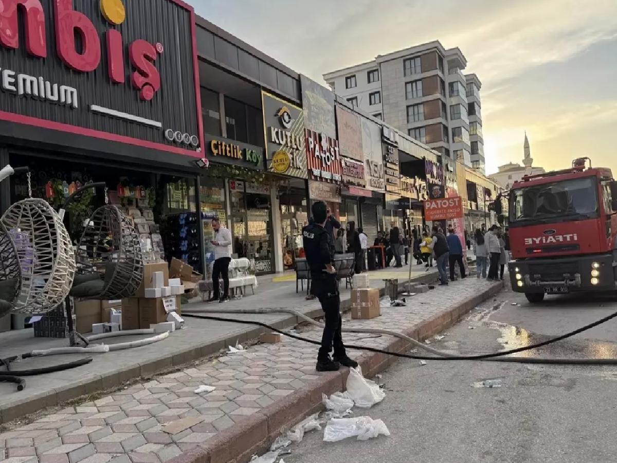 Elazığ’da Mağazada Yangın Çıktı