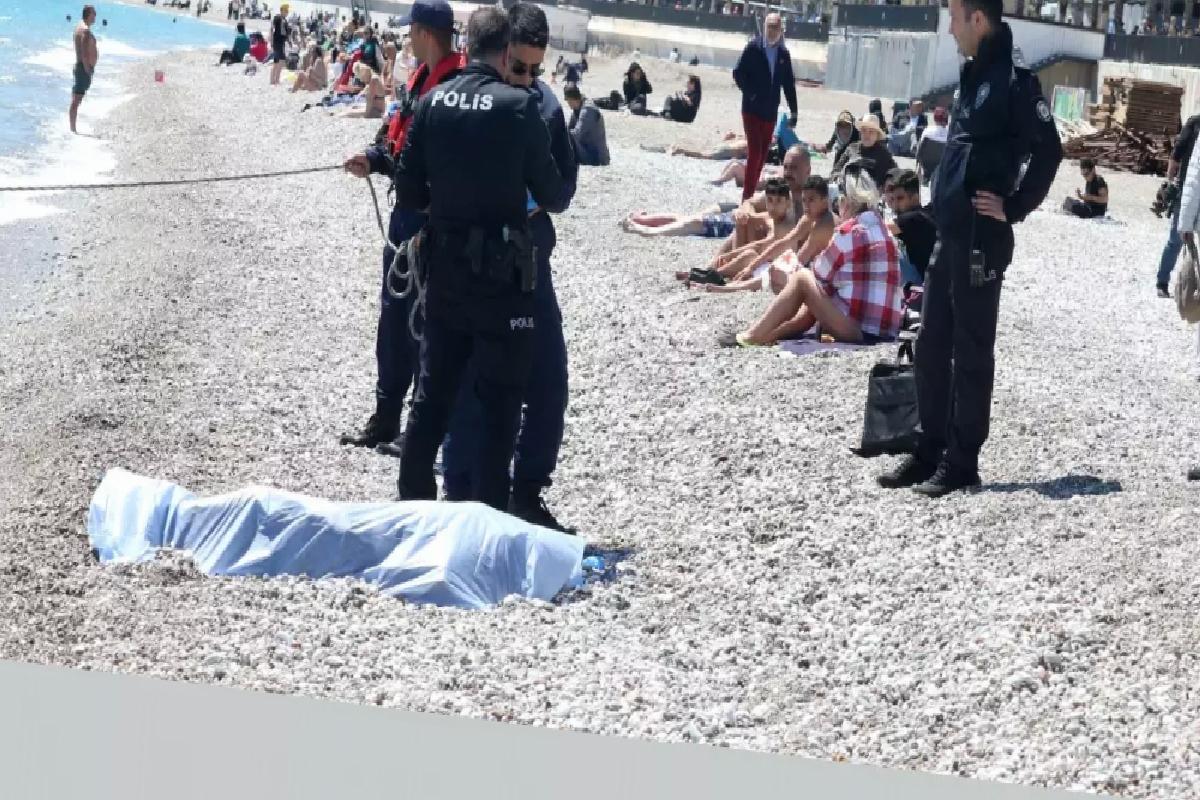 Elbiseleriyle girdiği denizde boğuldu