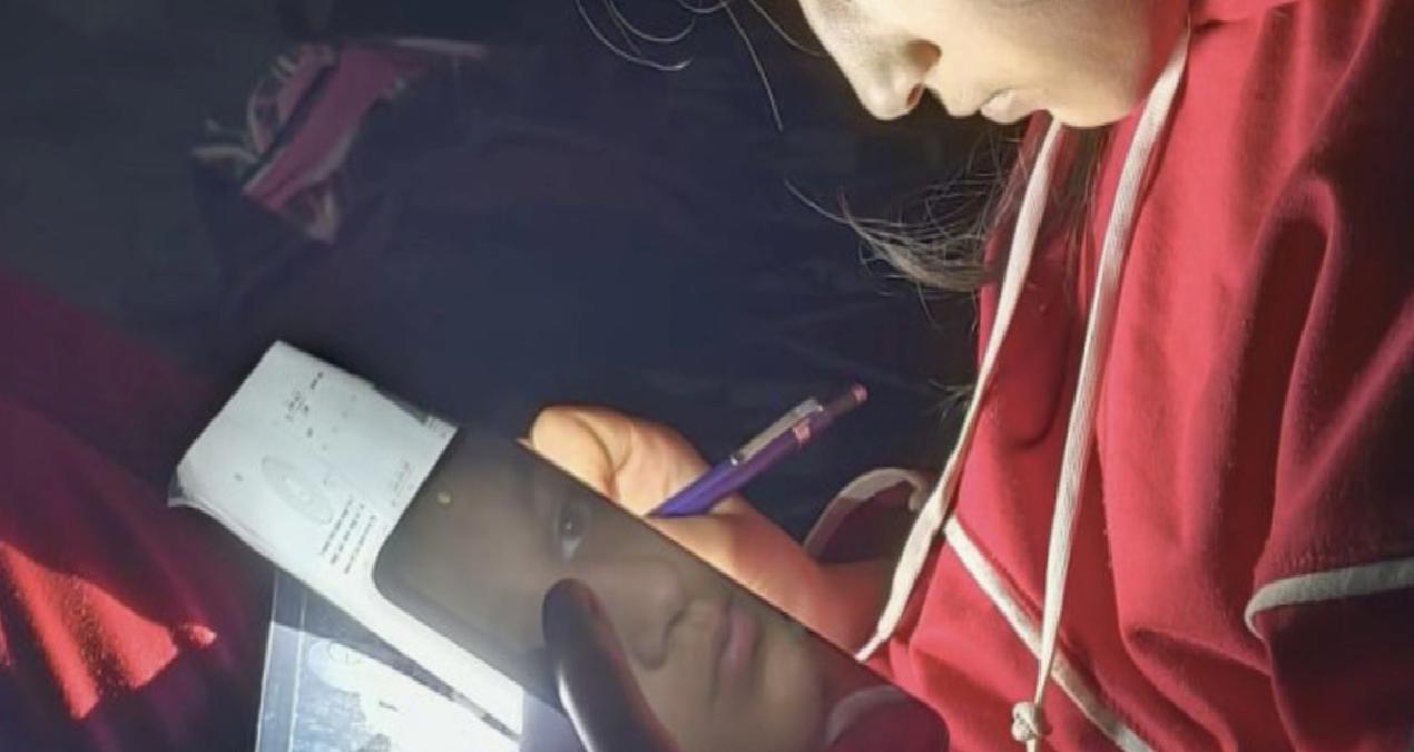 Elektriğe hasret şehir: Öğrenciler mum ışığında ders çalışıyor