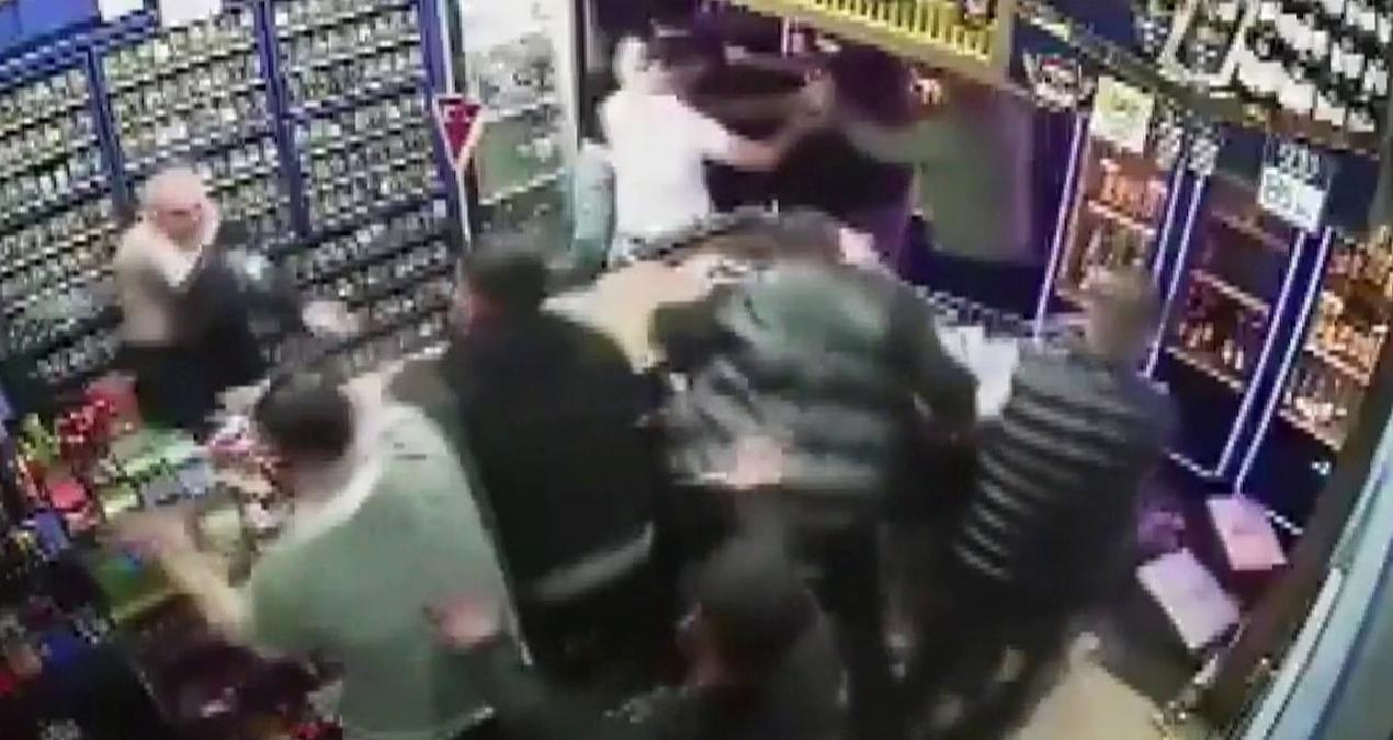 Emekli polisi tekel bayide öldüresiye dövdüler, silahını ateşledi