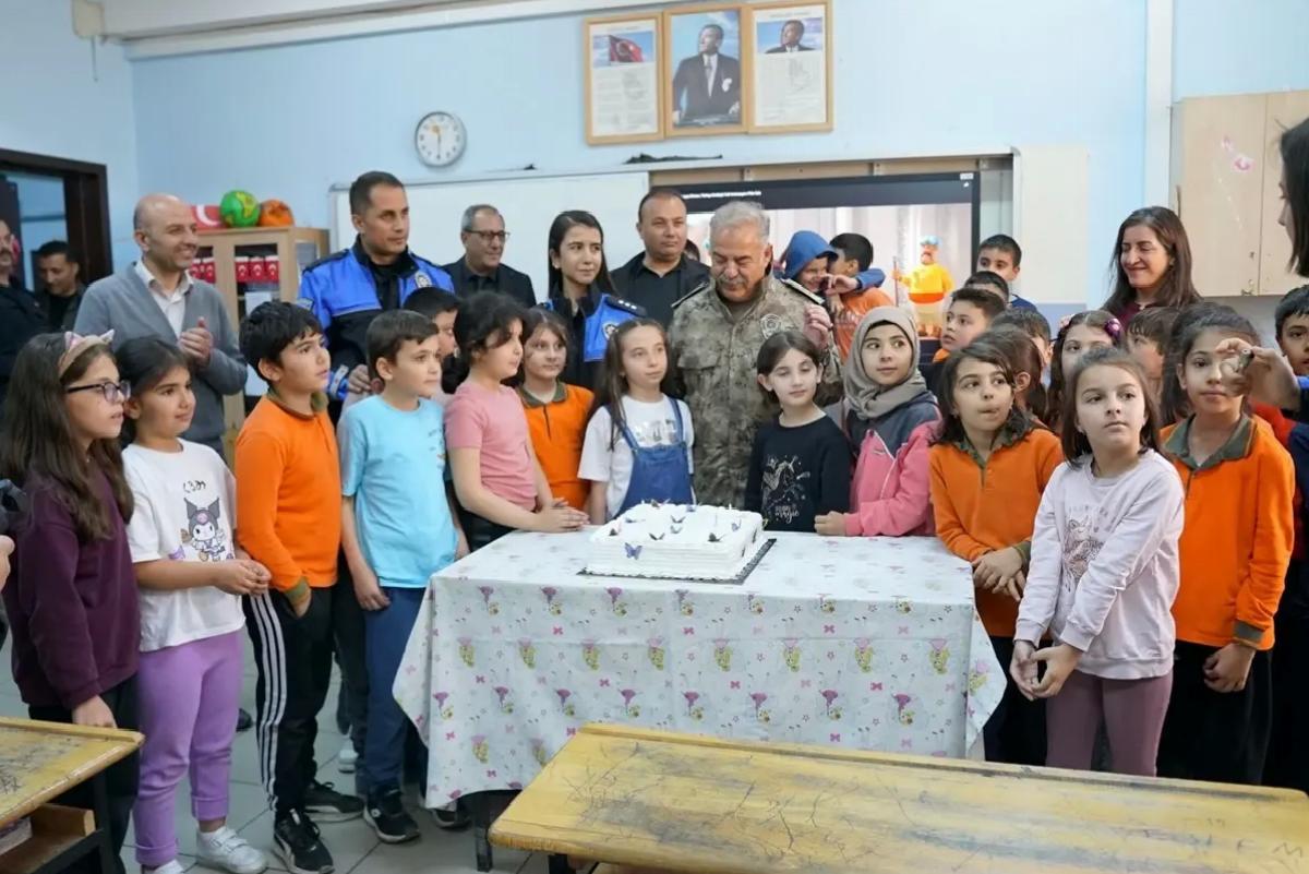 Emniyet Müdürü’nden Öğrenciye Sürpriz Doğum Günü