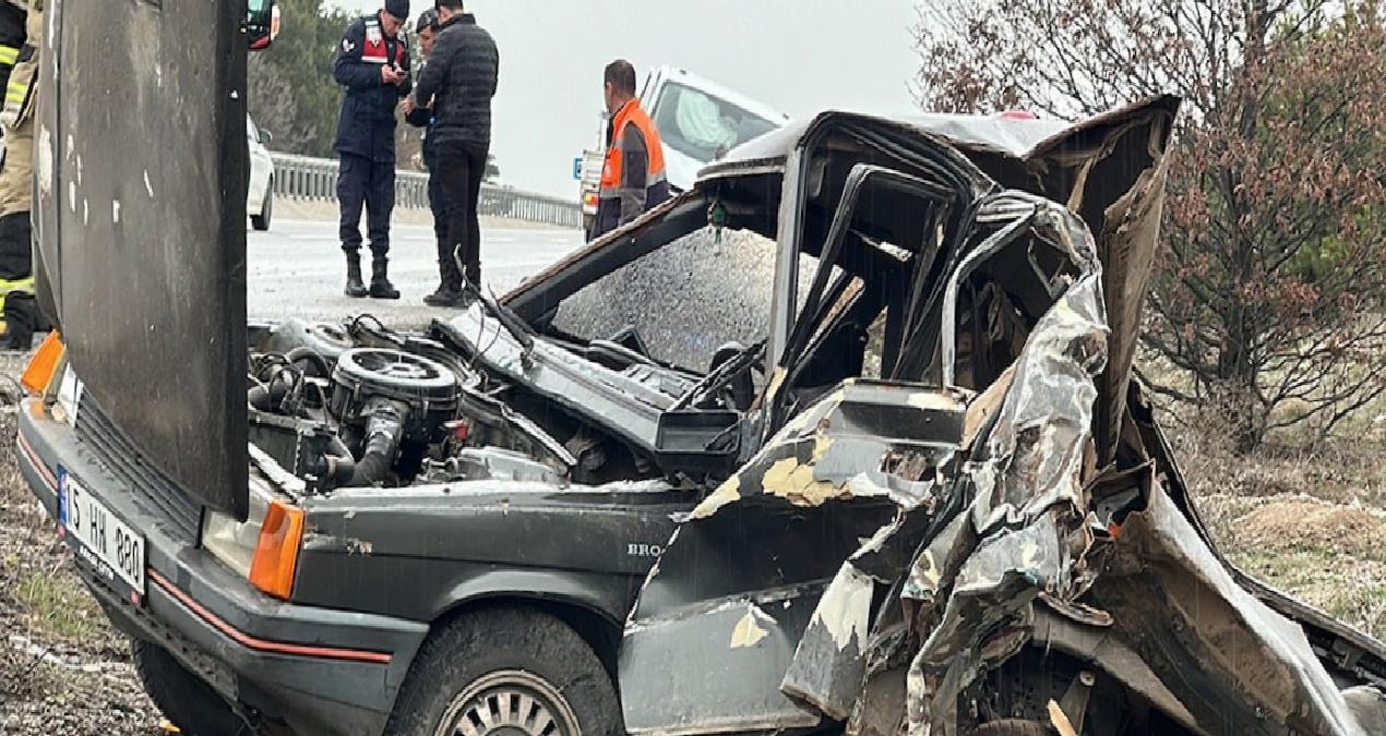 Emniyet şeridinde bekleyen otomobile, minibüs çarptı: Yaralılar var