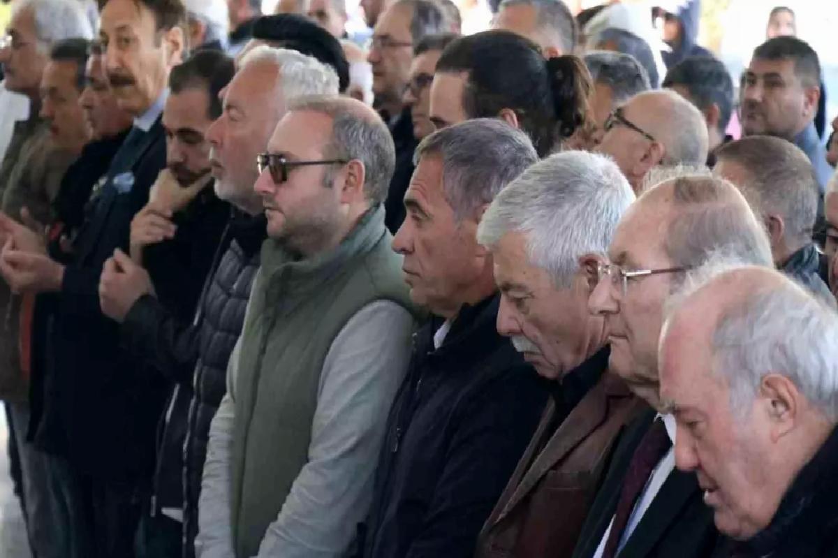 Ersun Yanal’ın Annesi Bahriye Yanal Son Yolculuğuna Uğurlandı