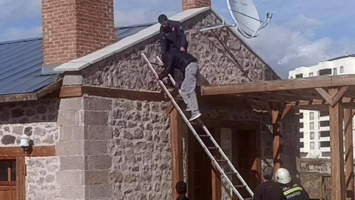 Erzurum’da çatıya çıkma iddiasına giren gençler mahsur kaldı