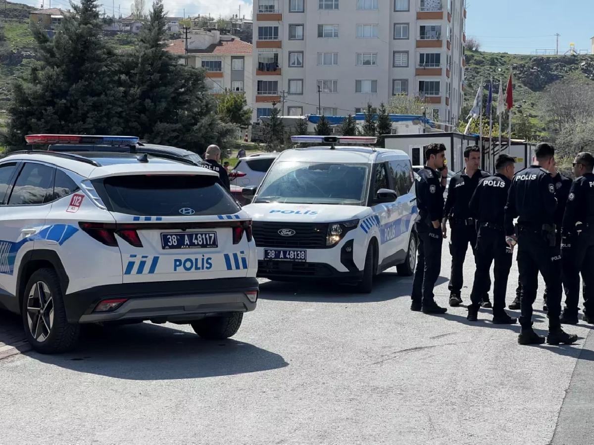 Eski Eşi Tarafından Okulun Önünde Bıçaklanan Kadın Yaralandı