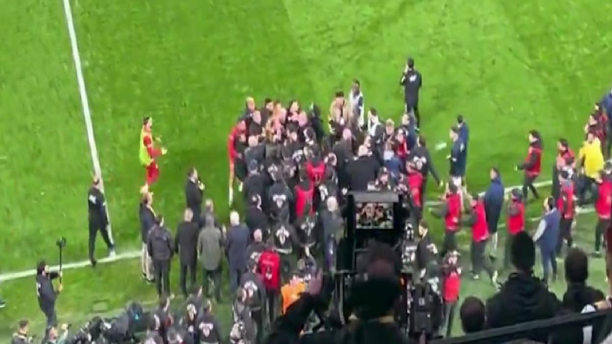 Fenerbahçe-Galatasaray derbisinde kavga çıktı